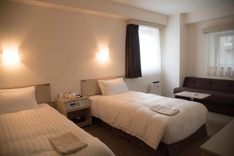 Down comforters, in-room safe, desk, blackout drapes