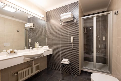 Deluxe Room, Balcony | Bathroom | Eco-friendly toiletries, hair dryer, slippers, bidet
