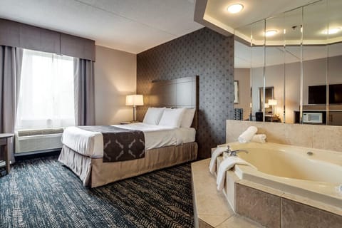 Queen Suite with Jetted Tub | Premium bedding, in-room safe, desk, blackout drapes