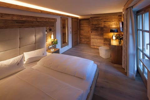 Design Double Room, Mountain View | In-room safe, individually decorated, individually furnished, desk