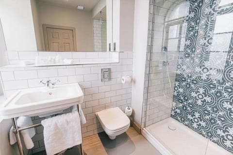 Deluxe Double Room, 1 Double Bed | Bathroom | Eco-friendly toiletries, hair dryer, towels