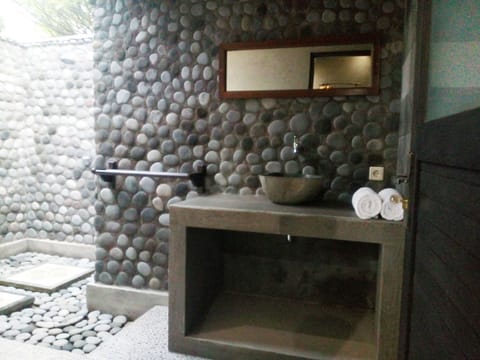 Superior Double or Twin Room | Bathroom | Shower, free toiletries, towels