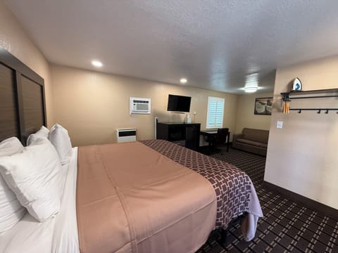 Room, 1 King Bed, Non Smoking | Desk, iron/ironing board, free WiFi