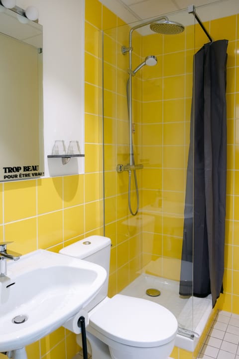 Basic Double Room (140) | Bathroom | Shower, rainfall showerhead, free toiletries, towels