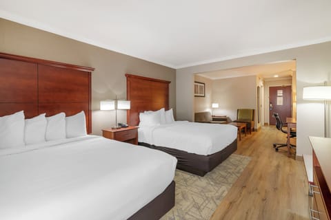 Comfort Studio Suite, Multiple Beds, Refrigerator & Microwave | Egyptian cotton sheets, premium bedding, desk, laptop workspace