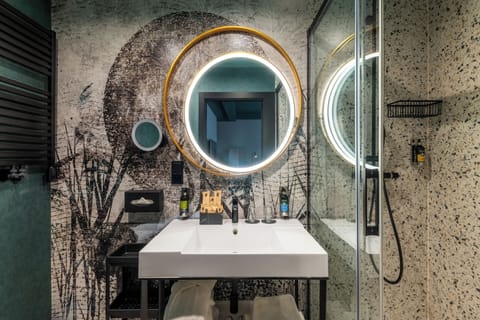 Junior Suite, 1 King Bed with Sofa bed | Bathroom | Shower, eco-friendly toiletries, hair dryer, bathrobes