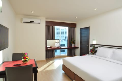 Superior Double Room | Minibar, in-room safe, desk, blackout drapes