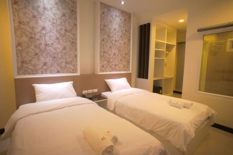 Minibar, in-room safe, desk, WiFi (free)