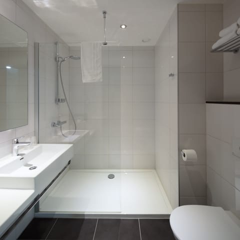 Shower, rainfall showerhead, free toiletries, hair dryer