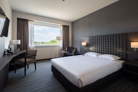 Desk, soundproofing, free WiFi, bed sheets