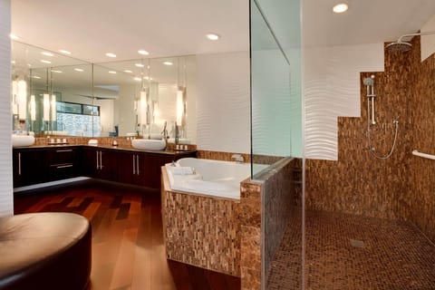 Presidential Suite, 2 Bedrooms (1 king and 2 queen beds) | Bathroom | Free toiletries, hair dryer, bathrobes, towels