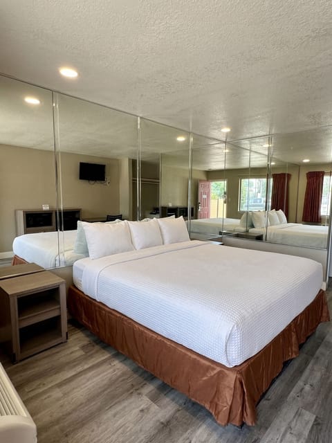 Deluxe Room | Desk, laptop workspace, iron/ironing board (on request), WiFi (free)