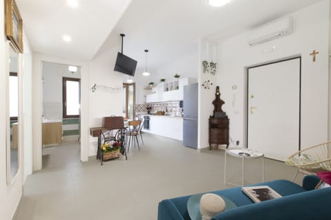 Apartment, 2 Bedrooms, Smoking, Balcony | Living room