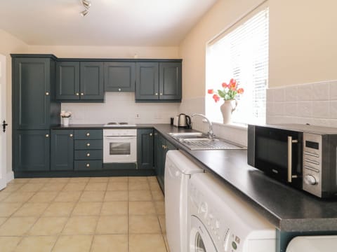 Electric kettle, toaster, cookware/dishes/utensils