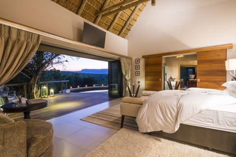 Superior Suite | 1 bedroom, premium bedding, pillowtop beds, minibar