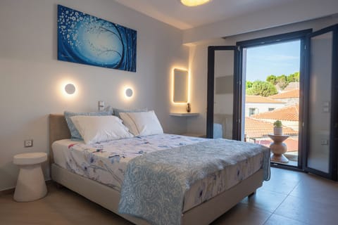 Luxury Room, 1 Queen Bed, Kitchen, Hill View | Egyptian cotton sheets, premium bedding, memory foam beds