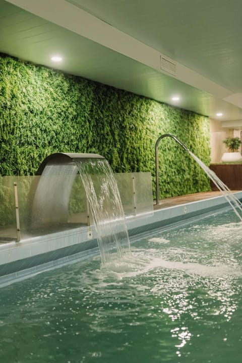 Couples treatment rooms, sauna, hot tub, Turkish bath, body treatments