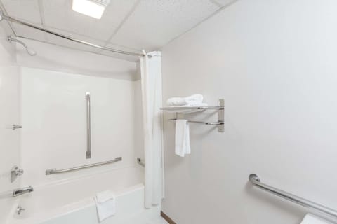 Combined shower/tub, hydromassage showerhead, free toiletries