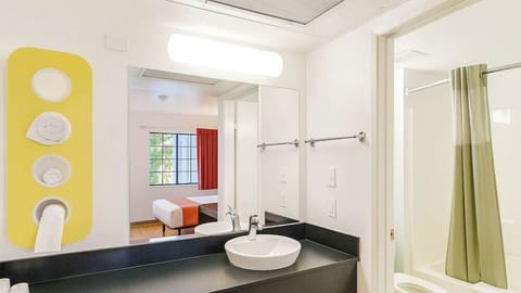 Combined shower/tub, free toiletries, towels