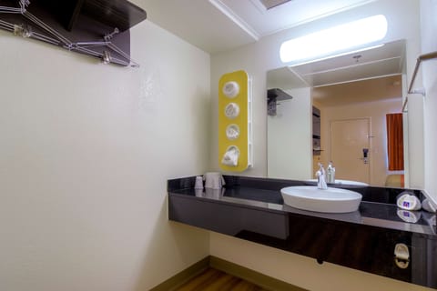 Combined shower/tub, towels, soap