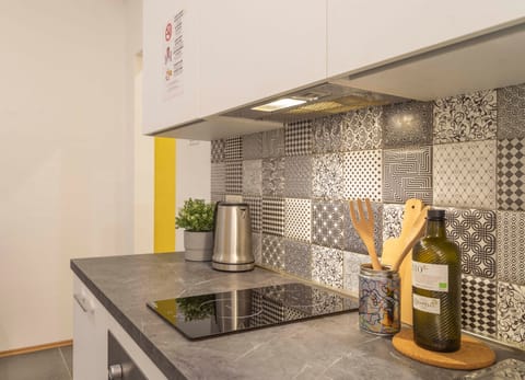 Basic Room, 1 Bedroom | Private kitchen | Fridge, oven, stovetop, coffee/tea maker