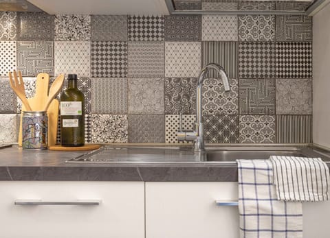 Basic Room, 1 Bedroom | Private kitchen | Fridge, oven, stovetop, coffee/tea maker