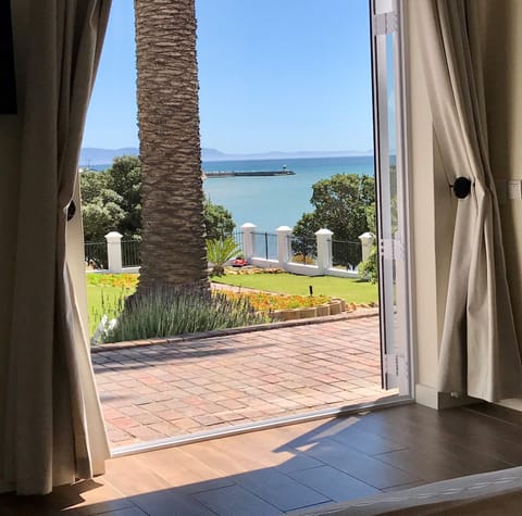Luxury Room with Ocean View | Egyptian cotton sheets, premium bedding, minibar, in-room safe