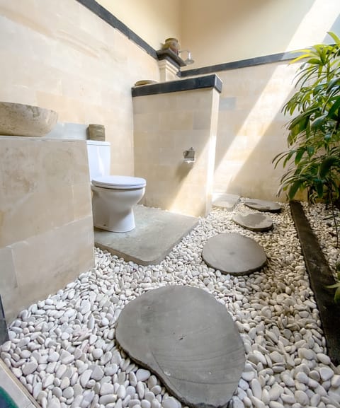 Cottage, 1 Double Bed | Bathroom | Shower, free toiletries, hair dryer, towels