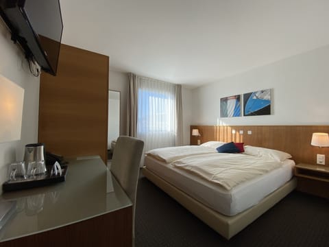 Business Double Room, 1 King Bed | In-room safe, desk, iron/ironing board, free WiFi