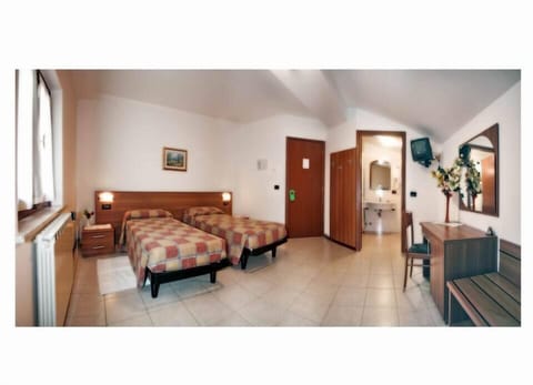 Standard Double or Twin Room | In-room safe, desk, free WiFi