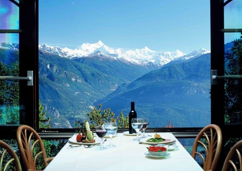 Hypo-allergenic bedding, in-room safe, soundproofing