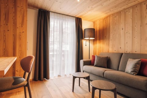 Junior Suite | Living area | 32-inch LED TV with cable channels, TV