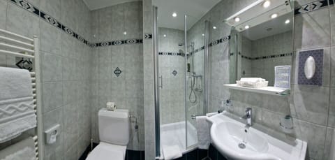 Queen superior city side | In-room safe, free WiFi, bed sheets