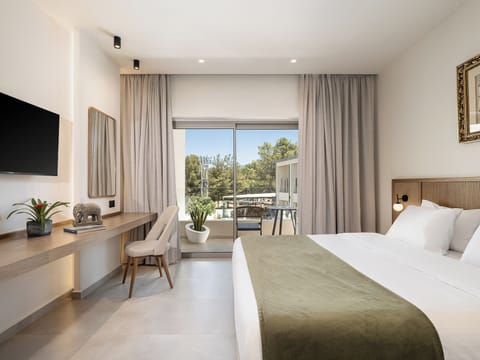 Classic Suite with Pool view | Hypo-allergenic bedding, in-room safe, soundproofing, iron/ironing board