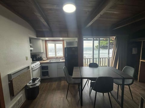 Superior Duplex, 2 Queen Beds, Kitchen, Oceanfront | In-room dining