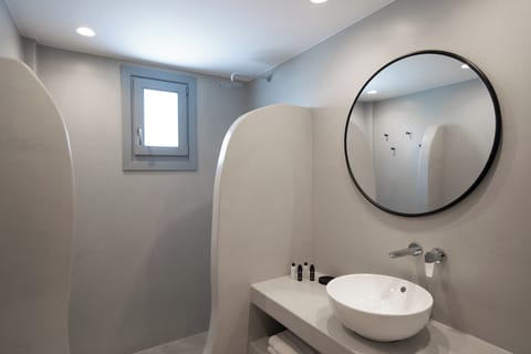 Deluxe Suite with Outdoor Mini Plunge Pool and Caldera View | Bathroom | Slippers