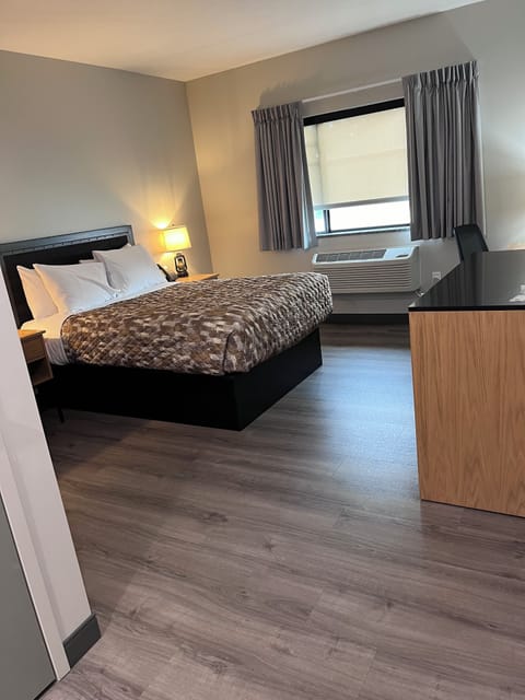 Basic Room | Desk, blackout drapes, iron/ironing board, free WiFi