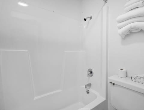 Combined shower/tub, deep soaking tub, free toiletries, hair dryer