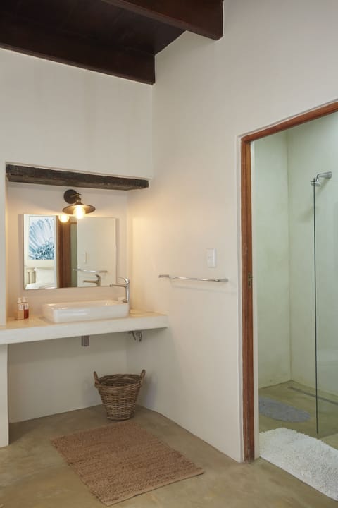 Historical Longhouse Garden Rooms | Bathroom | Hair dryer, towels