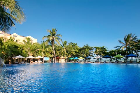 2 outdoor pools, an infinity pool, pool umbrellas, sun loungers