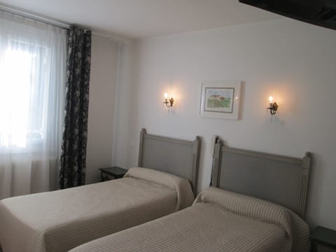 Twin Room | Desk, free WiFi, bed sheets