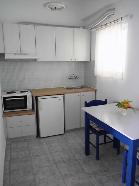 Fridge, coffee/tea maker, electric kettle, cookware/dishes/utensils