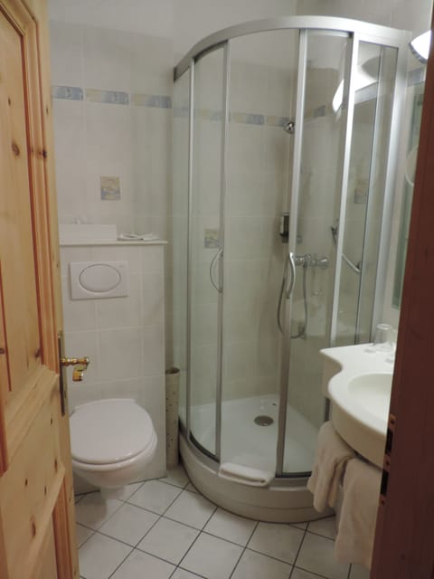 Grand Double Room | Bathroom | Hair dryer, towels