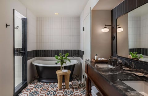 Presidential Suite | Bathroom | Combined shower/tub, designer toiletries, hair dryer, bathrobes
