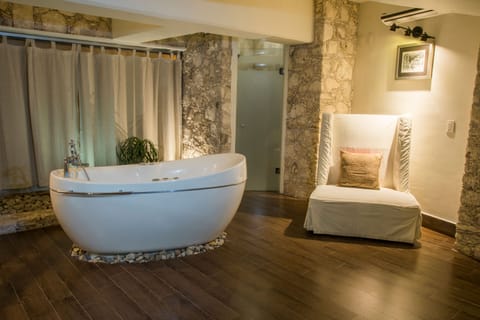 Executive Studio Suite | Premium bedding, in-room safe, soundproofing, bed sheets