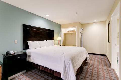 Desk, laptop workspace, iron/ironing board, free WiFi