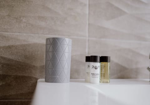 Family Room | Bathroom | Slippers, towels, soap, shampoo