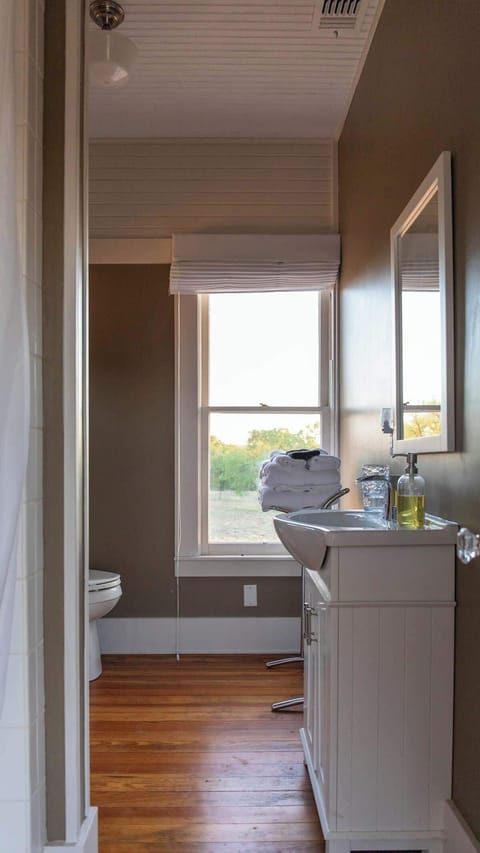 House, 1 King Bed, Patio (524 Austin St- Guest) | Bathroom | Towels