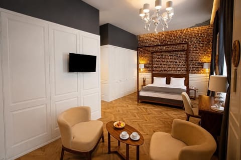 Suite, 1 King Bed with Sofa bed | Premium bedding, in-room safe, desk, laptop workspace