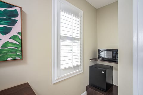 Single Queen | In-room safe, iron/ironing board, free WiFi, bed sheets